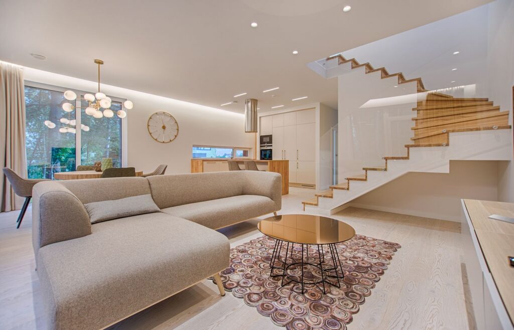 Helles Wohnzimmer mit gemustertem Teppich und Stoffsofa