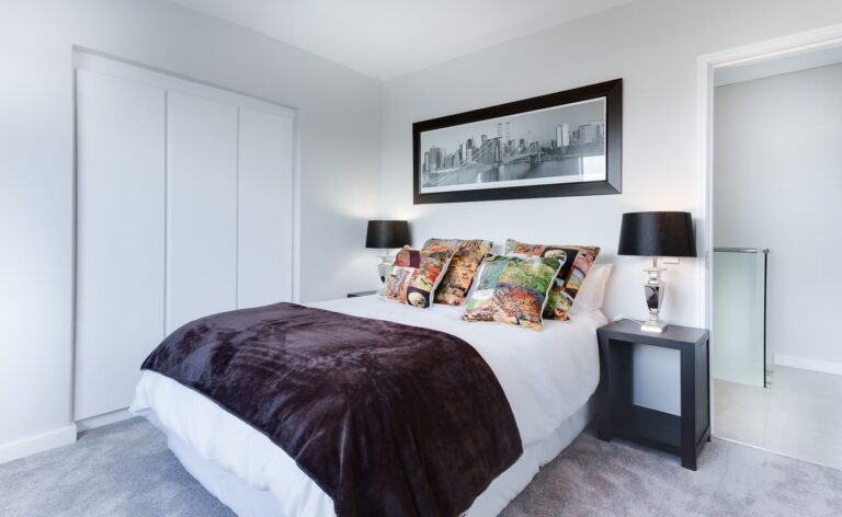 Modernes Schlafzimmer mit frisch bezogenem Bett